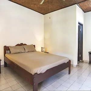 Puri Agung Homestay Отель Кута